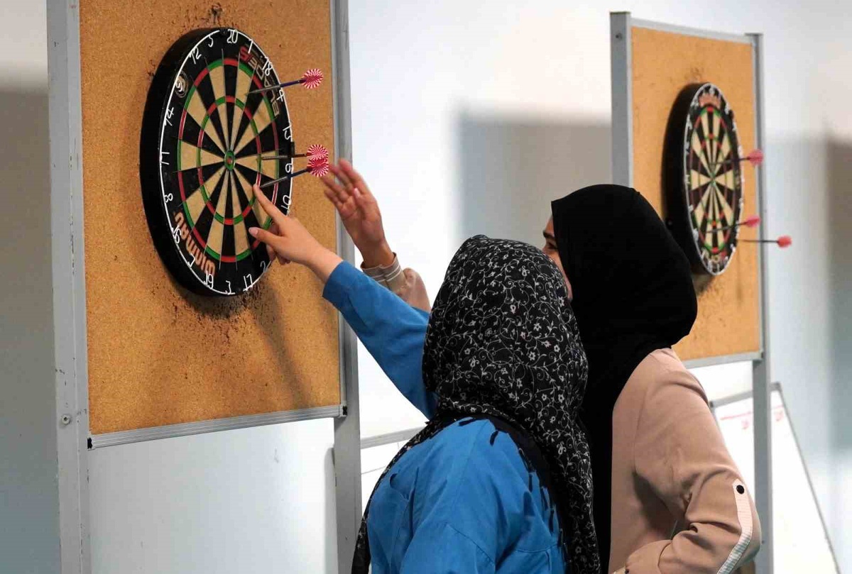 Manisa yurtlarında kalan öğrencilere dart ve ebru etkinliği düzenlendi