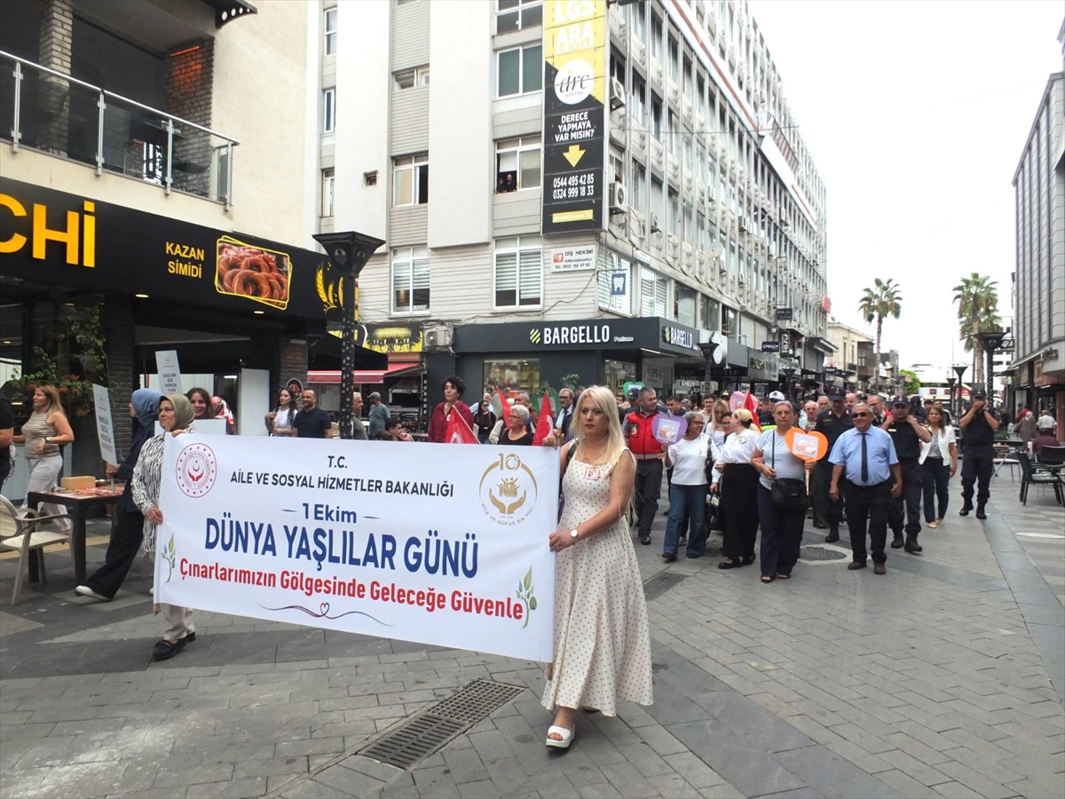Mersin'de Dünya Yaşlılar Günü için Ulu Cami'den Cumhuriyet Meydanı'na yürüyüş yapıldı