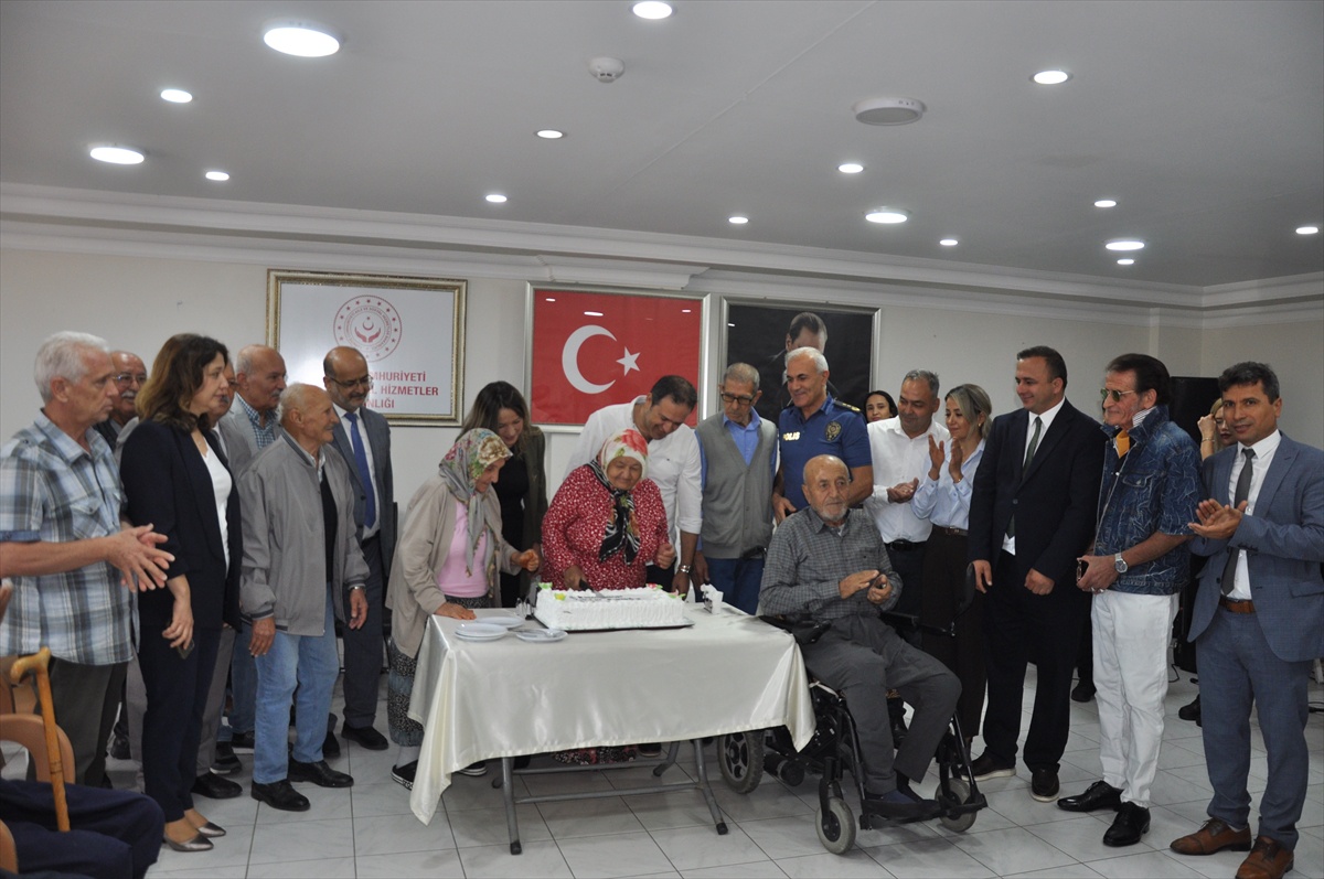 Mersin Silifke'de huzurevi sakinleri Dünya Yaşlılar Günü'nde bir araya geldi