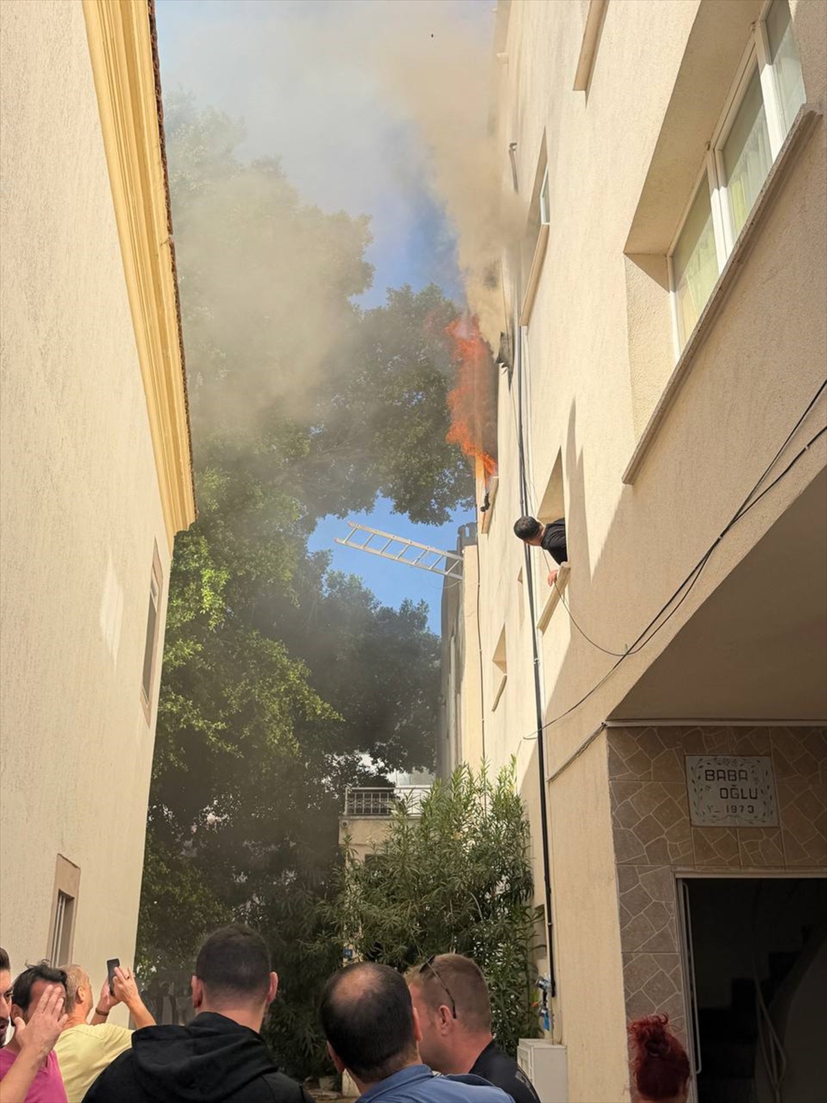 Muğla Bodrum'da üç katlı binadaki yangın söndürüldü, bir kedi telef oldu