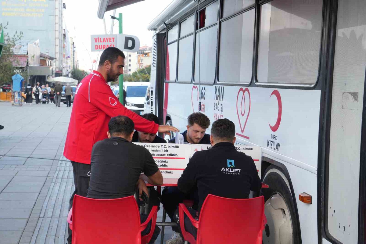 Muş'ta Kızılay'ın mobil kan bağışı aracına gün boyu ilgi düşük kaldı