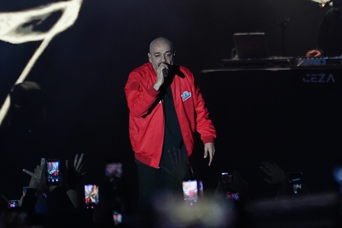 Rapçi Ceza, TEKNOFEST Güneydoğu kapsamında Şanlıurfa'da sahne aldı