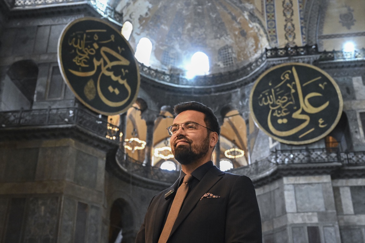Rıdvan Akbaş, Ayasofya'nın açılışını 6 kıtalık 'Ulu Mabet Ayasofya' ilahisine taşıdı
