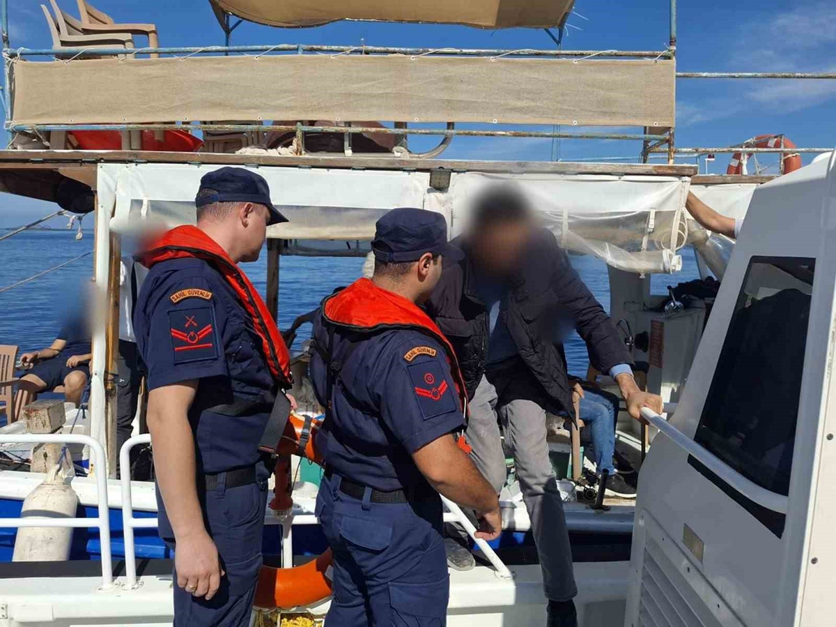 Sahil Güvenlik, Dalaman ve Bodrum açıklarında yaralı, rahatsız 2 kişiyi tahliye etti