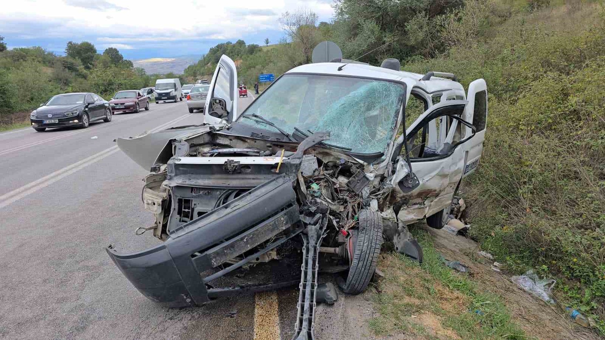 Samsun Vezirköprü'de iki araç kafa kafaya çarpıştı, 1'i ağır 2 kişi yaralandı