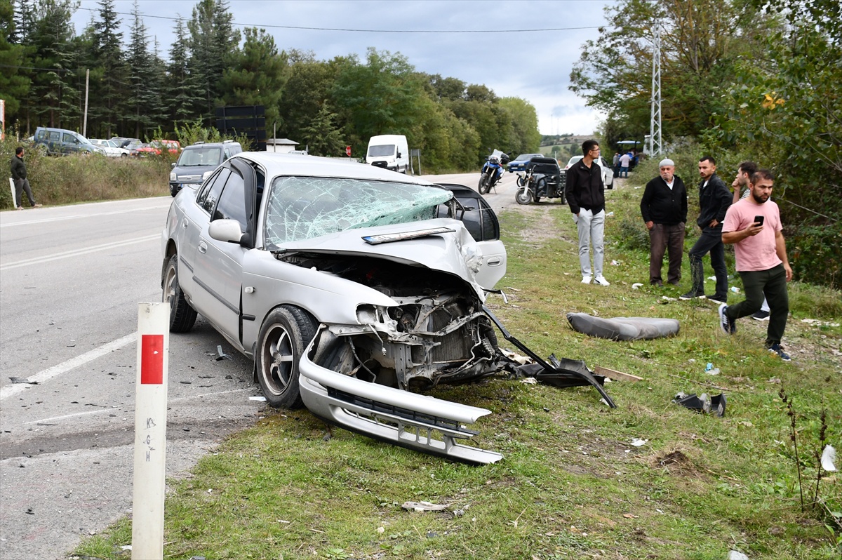 Samsun Vezirköprü'de iki otomobil çarpıştı, 2 sürücü yaralandı