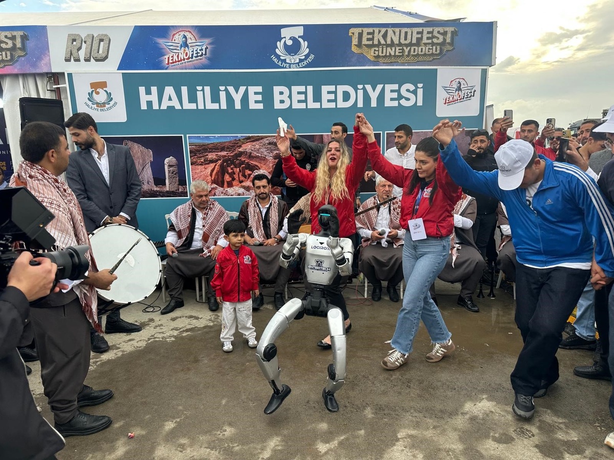 Şanlıurfa'daki TEKNOFEST Güneydoğu'da insansı robot sıra gecesinde göbek attı