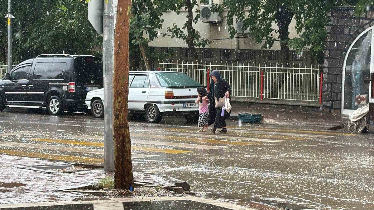Şanlıurfa Siverek'te aniden bastıran sağanak günlük yaşamı olumsuz etkiledi