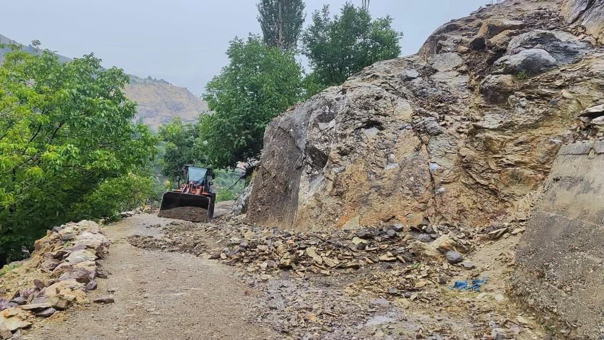 Sason'da Derince ve Yücebağ grup köy yolları heyelan sonrası yeniden ulaşıma açıldı