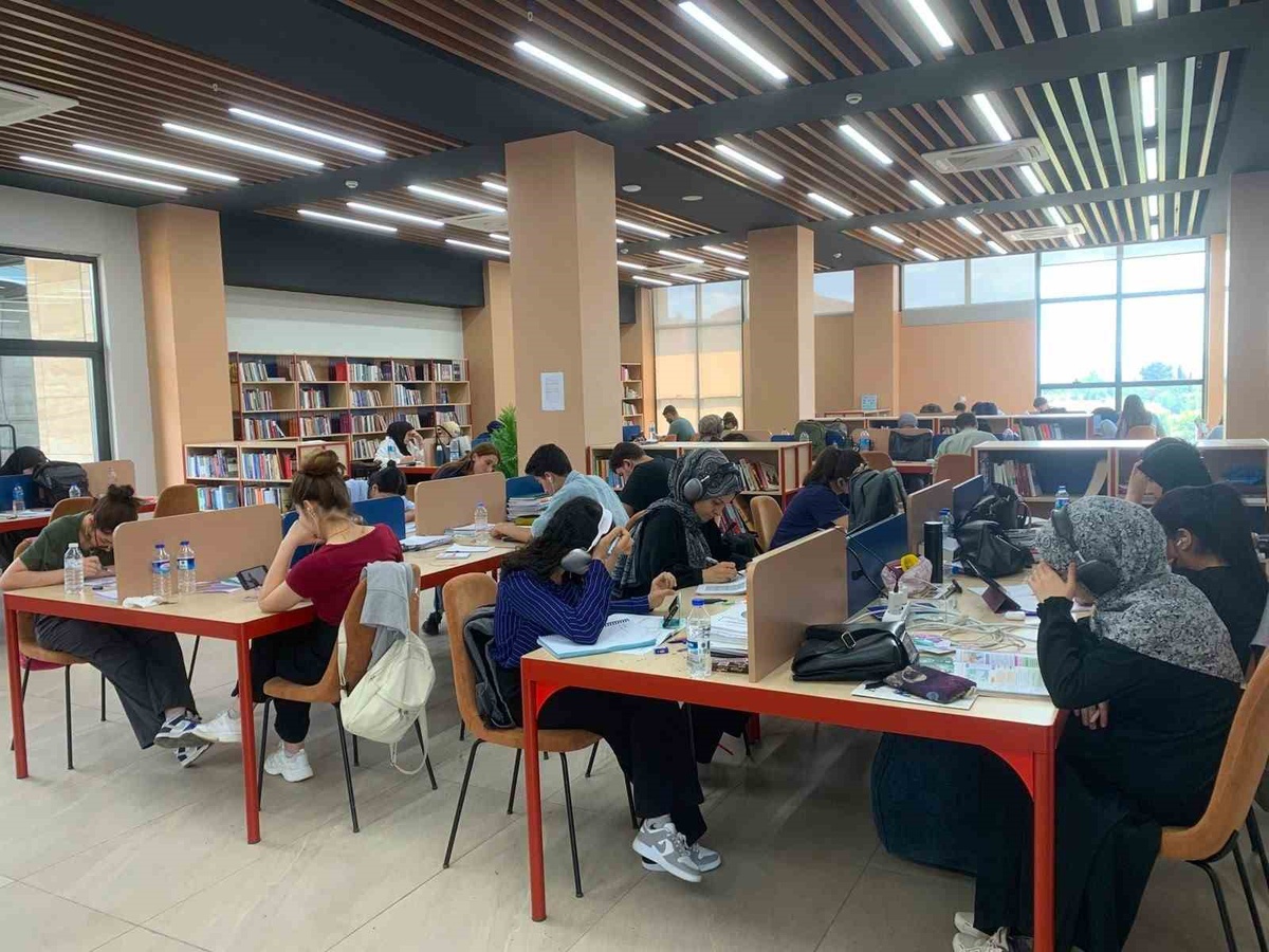 Sason'da kütüphane çatısı altında YKS ve okuma-yazma kursları başladı