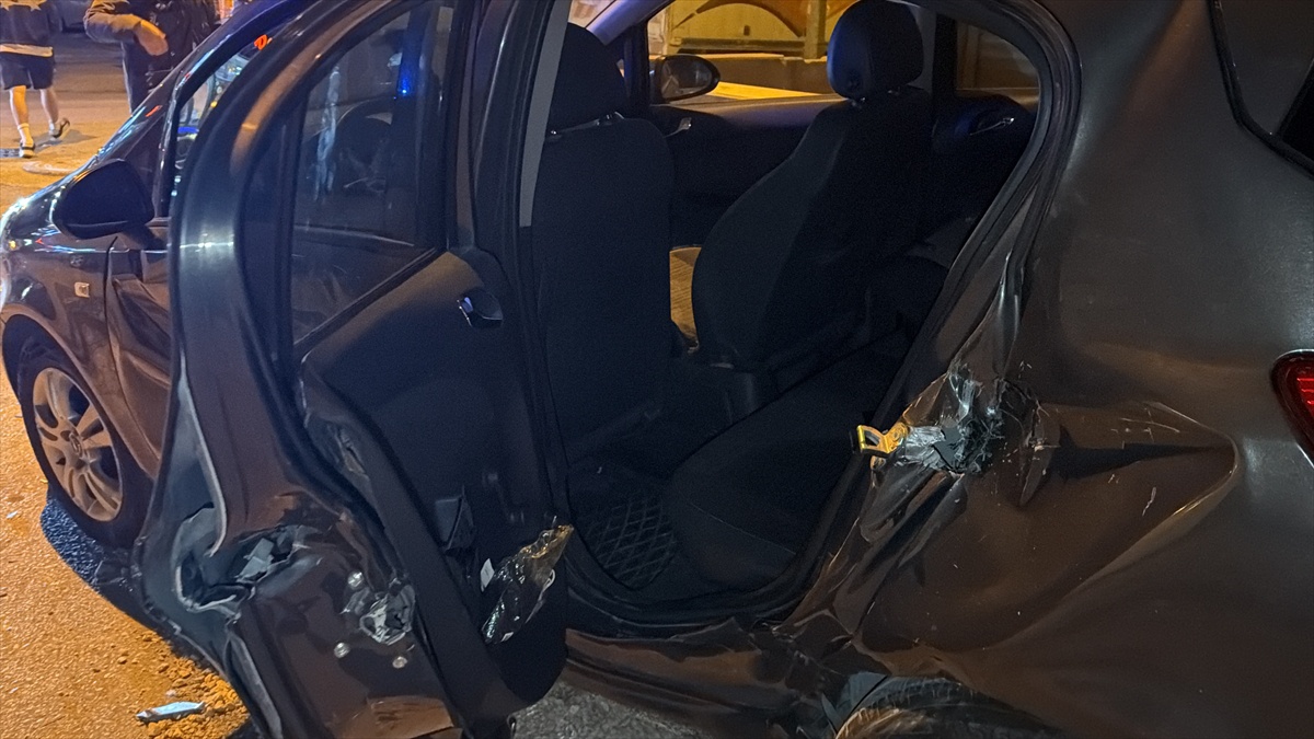Savrulan otomobil kaldırımdaki yayaya çarptı, Eskişehir'de 7 kişi yaralandı