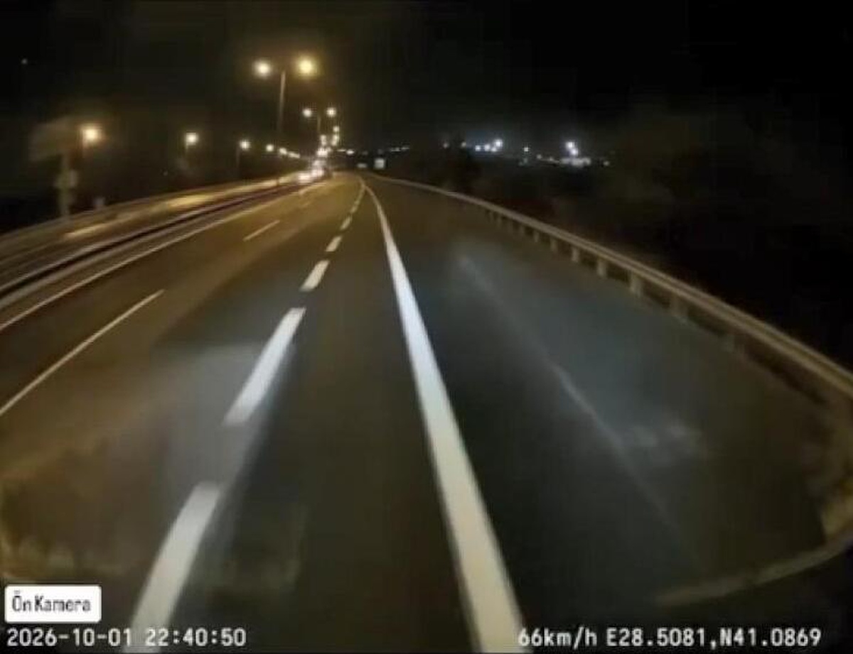 Silivri TEM'de TIR'la çarpışan otomobil, TIR'ın altında kalmaktan son anda kurtuldu