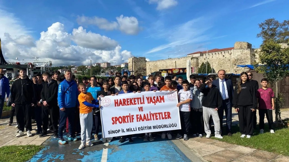 Sinop'ta Dünya Yürüyüş Günü'nde öğrenciler Sabahattin Ali Parkı'na yürüdü