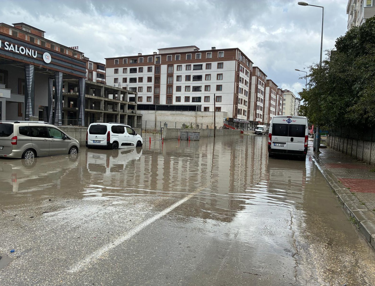 Tekirdağ Çerkezköy'de sağanak su baskınına neden oldu, su 50 santimetreye ulaştı