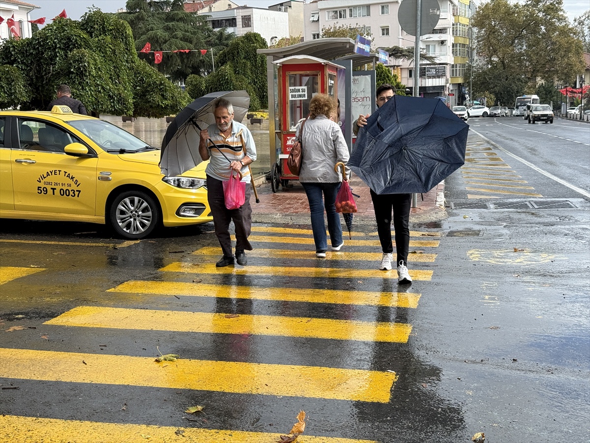 Tekirdağ'da aniden bastıran sağanak hayatı olumsuz etkiledi, sıcaklık 18 derece