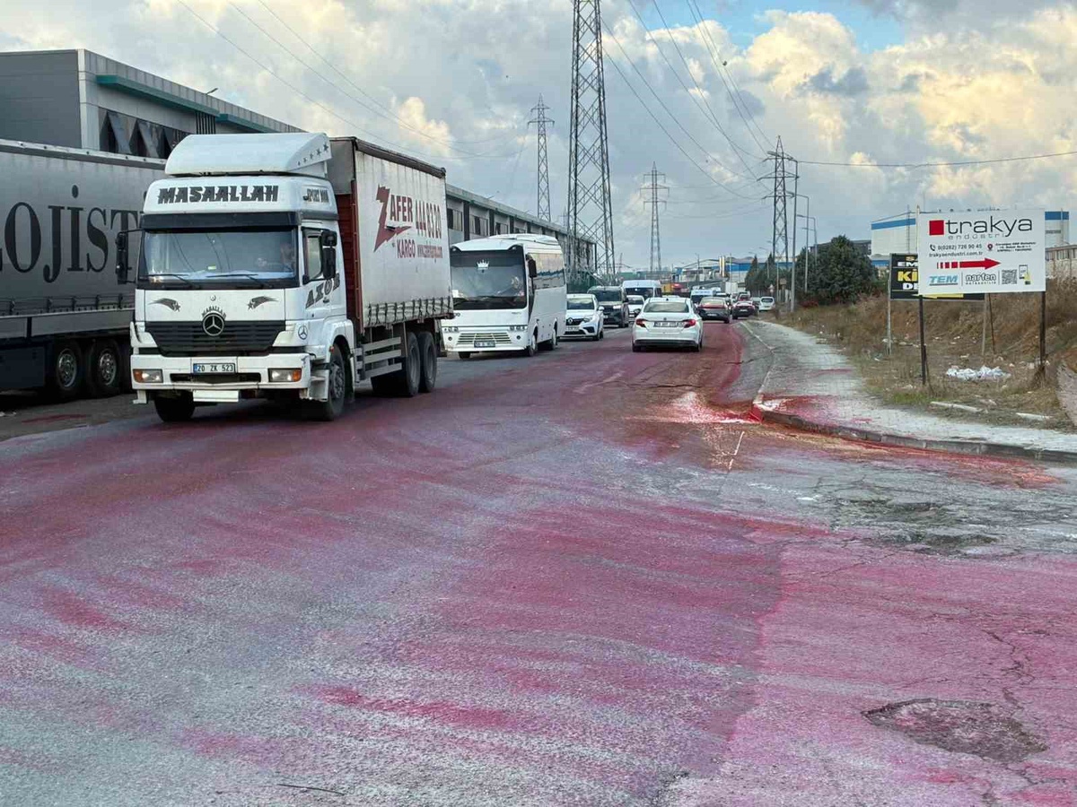 Tekirdağ Kapaklı'da yola dökülen boya yağış ve trafikle caddeyi kırmızıya çevirdi