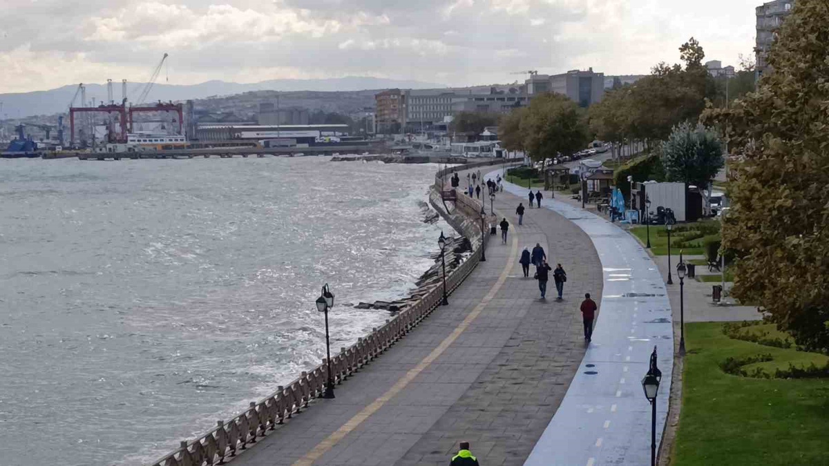 Tekirdağ Süleymanpaşa'da şiddetli poyraz saatte 40 kilometreye ulaştı