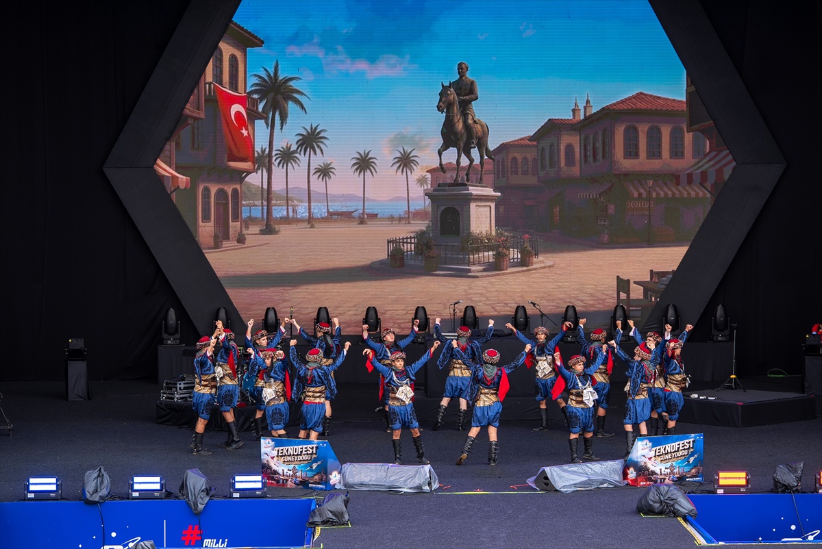 TEKNOFEST Şanlıurfa'da farklı yörelerin halk oyunları gösterisine sahne oldu