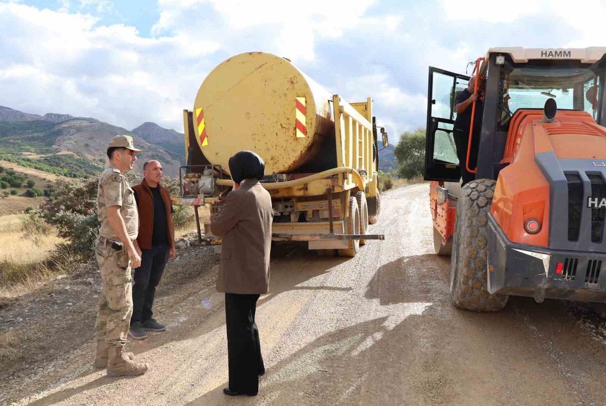 Tercan Kaymakamı Duman, Kemerçam köyü yolundaki 1. kat asfalt çalışmalarını inceledi