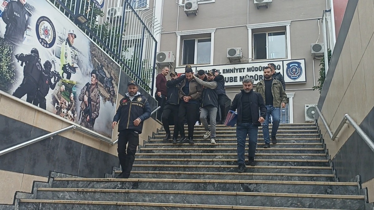 TikTok'ta kavga ve tehdit içerikli canlı yayın yapan 10 şüpheli adliyeye sevk edildi