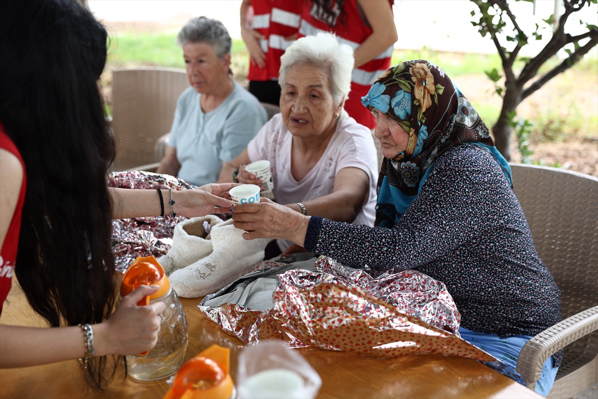 Türk Kızılay gönüllüleri, Dünya Yaşlılar Günü'nde Mersin'deki huzurevini ziyaret etti