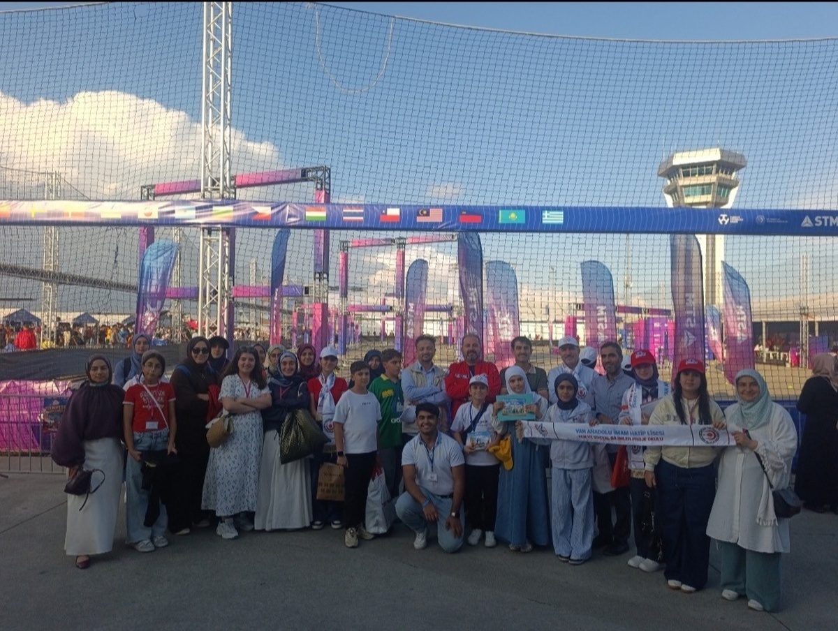 Van Anadolu İmam Hatip Lisesi öğrencileri Güneydoğu TEKNOFEST'te Bayraktar'la buluştu