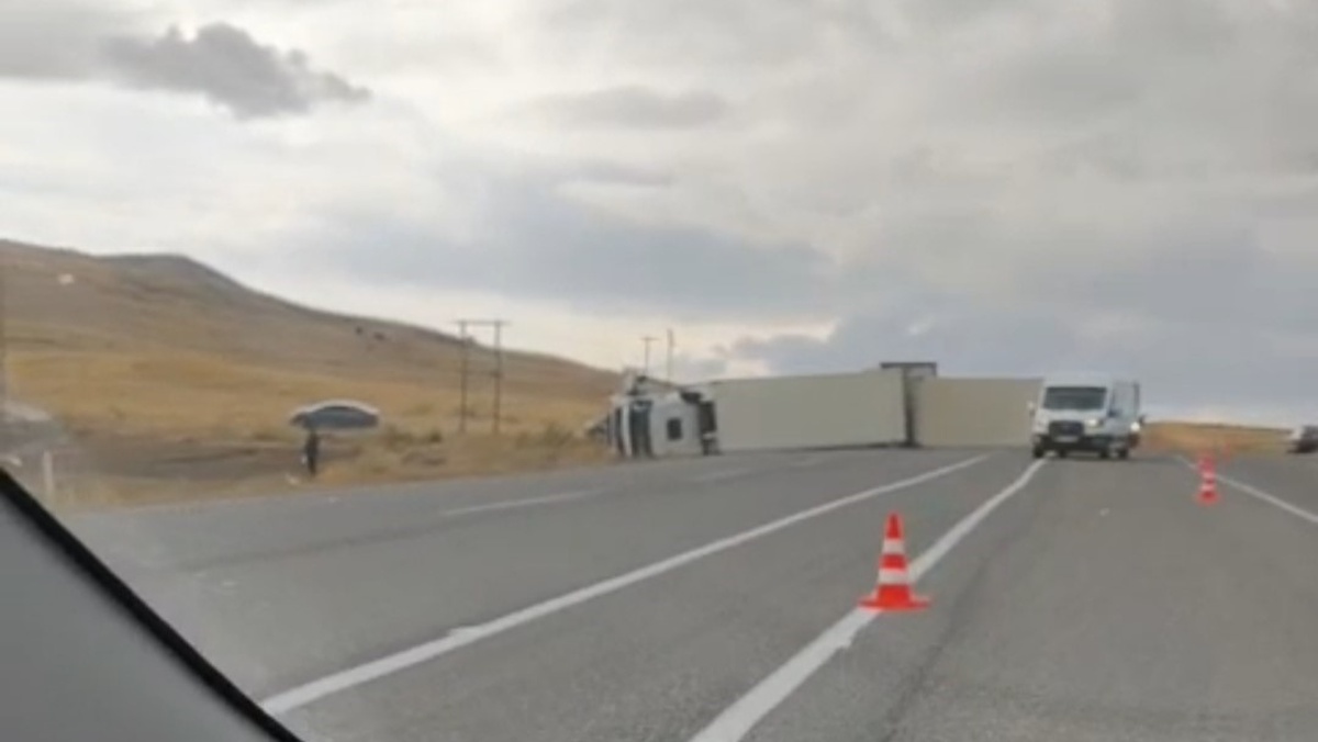 Van'da kontrolden çıkan tır devrildi, sürücü yaralanarak hastaneye kaldırıldı