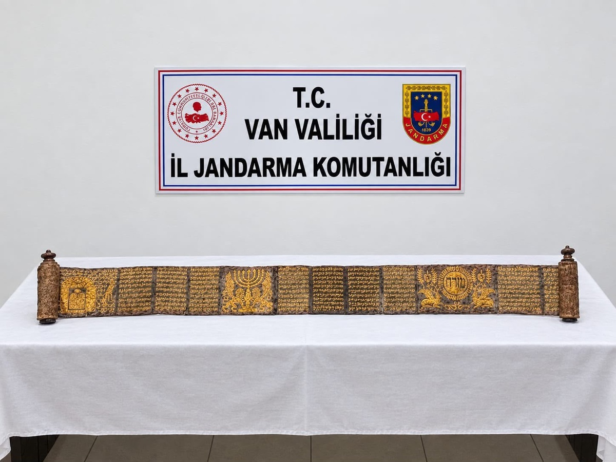 Van İpekyolu'nda altın yaldız işlemeli Tevrat olduğu değerlendirilen eser ele geçirildi