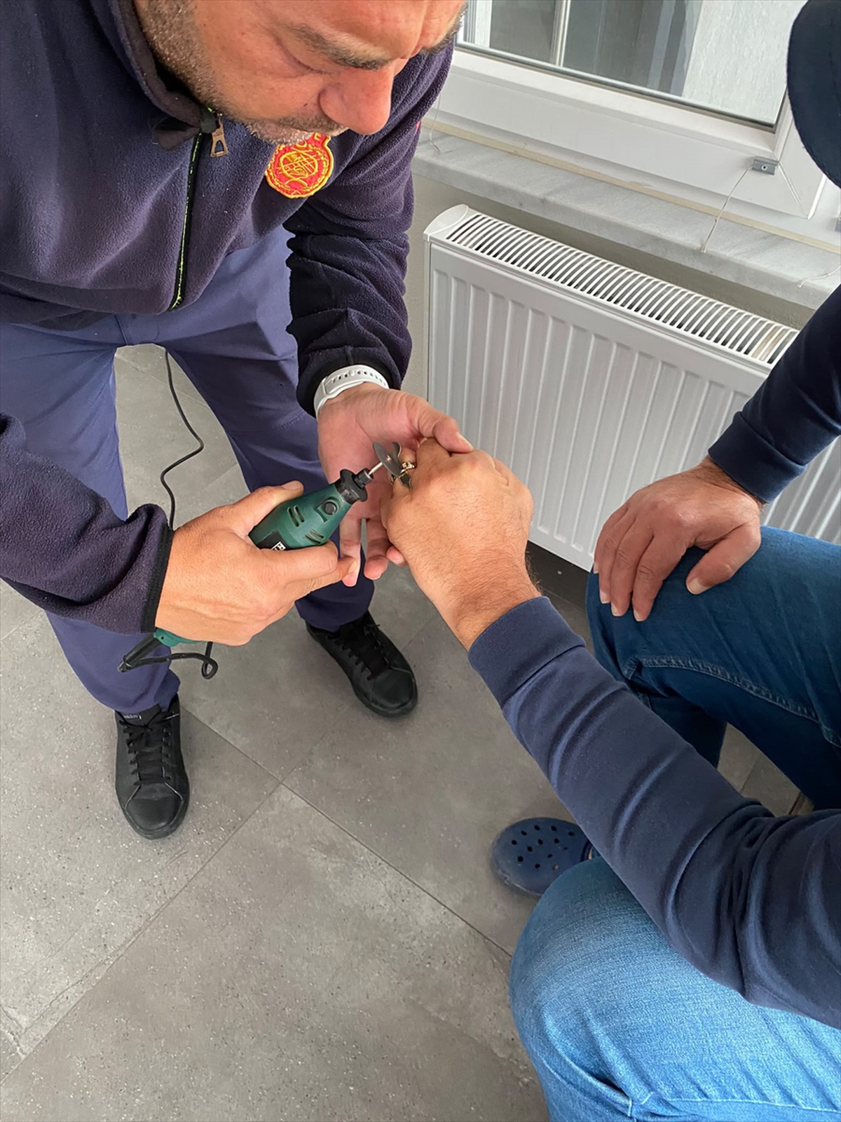 Yalova Çınarcık'ta parmağı şişen kişinin yüzüğünü itfaiye elektrikli aletle kesti
