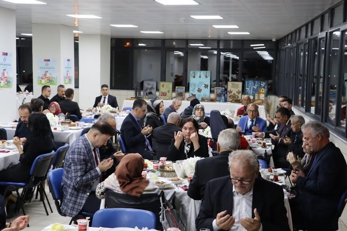 Zonguldak'ta Vali Hacıbektaşoğlu, huzurevi sakinleriyle aynı sofrada buluştu
