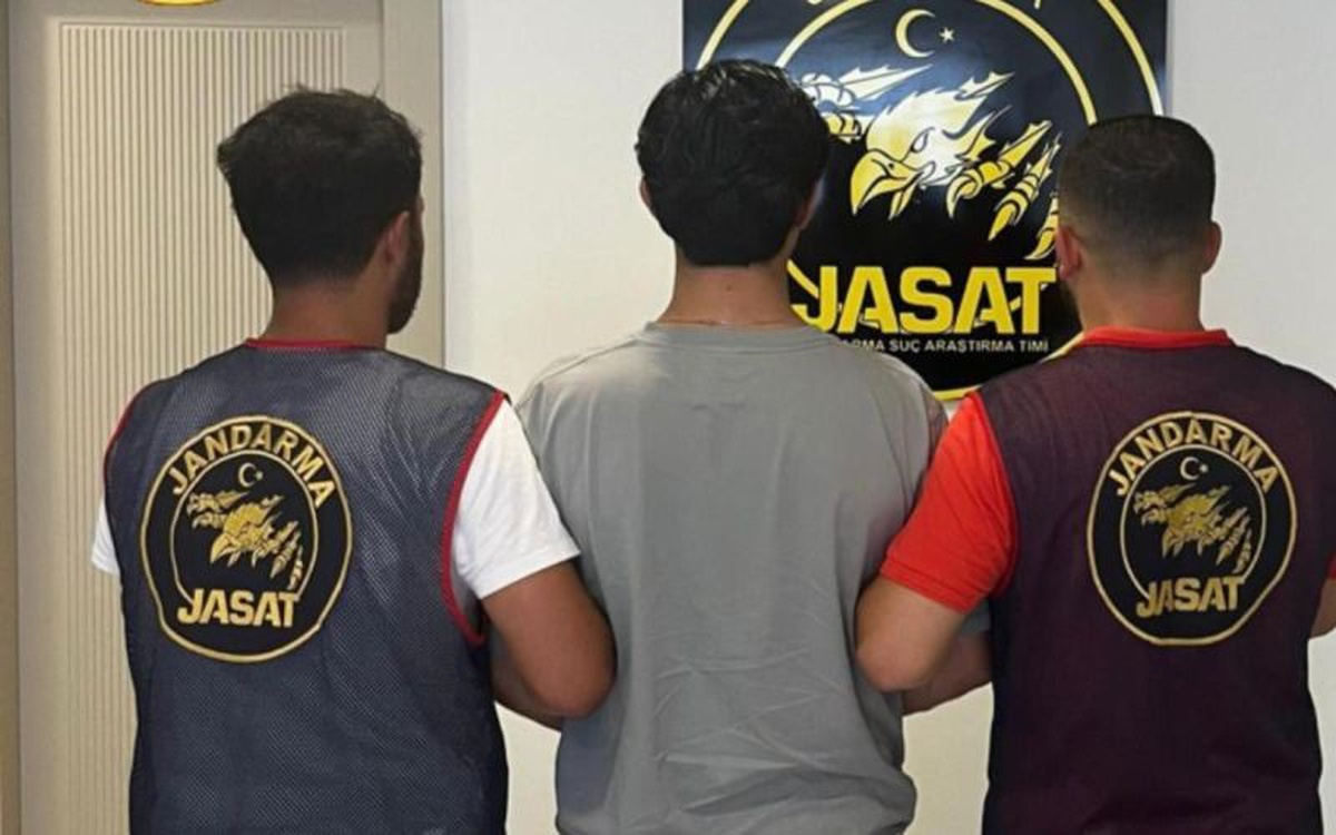 Adana'da 17 farklı suçtan aranan, 20 yıl 3 ay hapis cezası bulunan firari yakalandı
