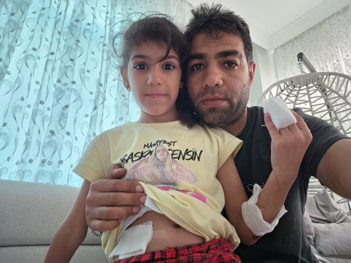 Adana'da çukura giren elektrikli bisiklet devrildi, baba ve kızı yaralandı
