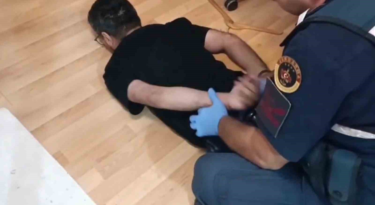 Adana'da jandarma ekipleri 138 kök skunk ele geçirdi, 1 şüpheli gözaltına alındı.