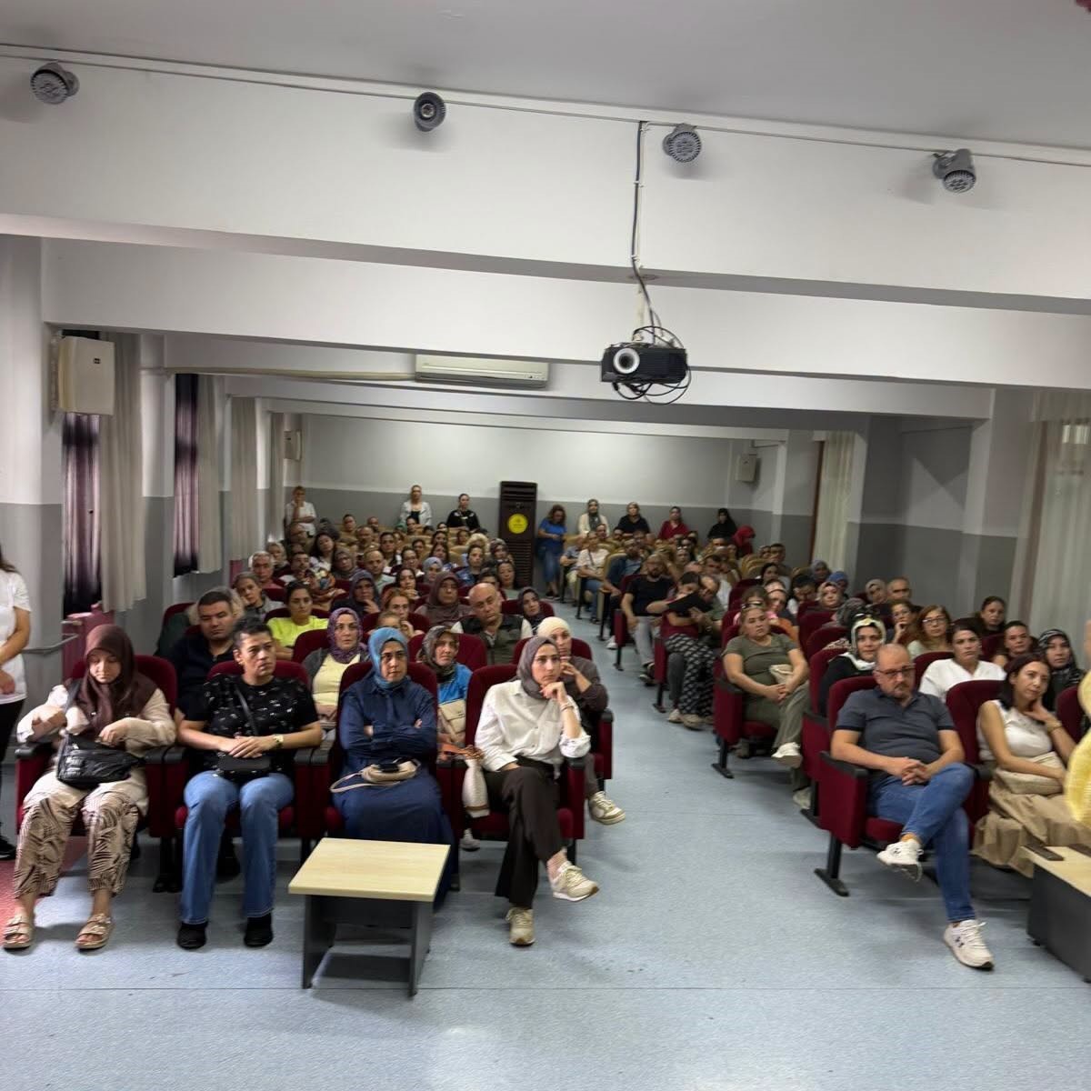 Adana'da lise velilerine okul-aile ve bilinçli medya eğitimi verildi