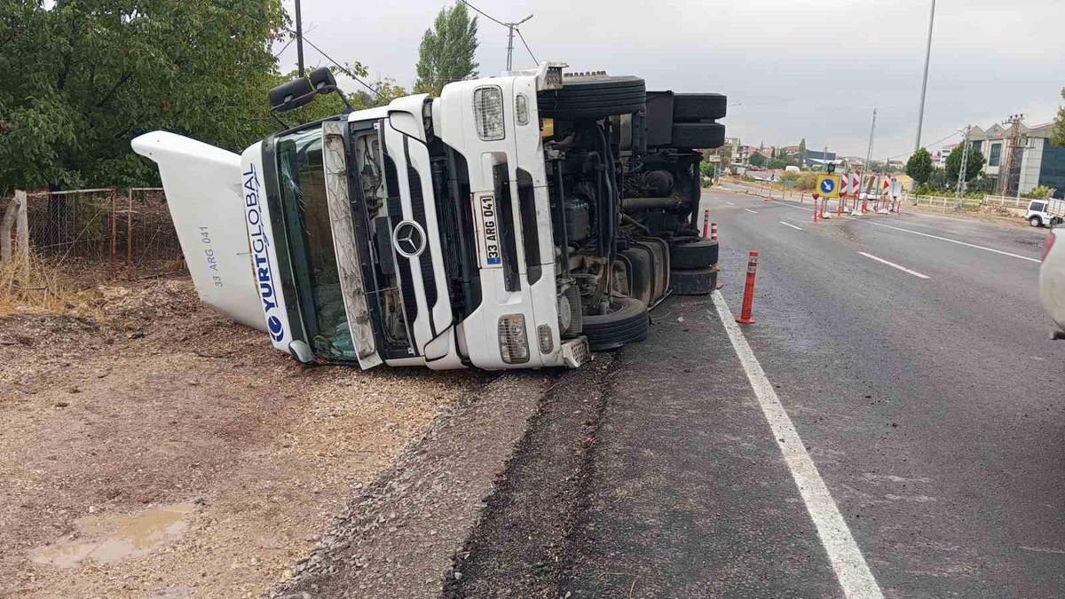 Adıyaman Gölbaşı'nda tırın yan yatması sonucu sürücü yaralanmadı, araçta hasar oluştu