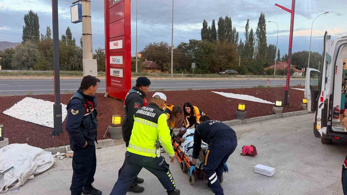 Afyonkarahisar Bolvadin'de hacizli araç yüzünden bayılan kadın hastaneye kaldırıldı