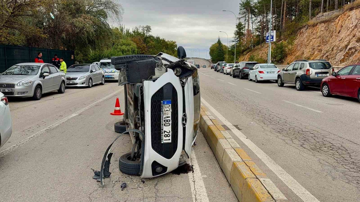 Afyonkarahisar'da iki otomobil çarpıştı, devrilen aracın sürücüsü şans eseri kurtuldu