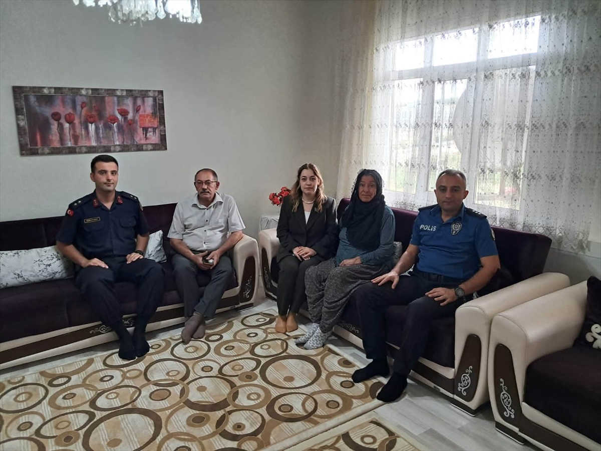Ağın Kaymakamı Tuğçe Yılmaz, Yaşlılar Günü'nde yaşlıları evlerinde ziyaret etti