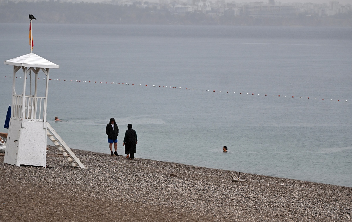 Antalya'da yağış altında Konyaaltı Sahili'nde vatandaşlar denize girdi