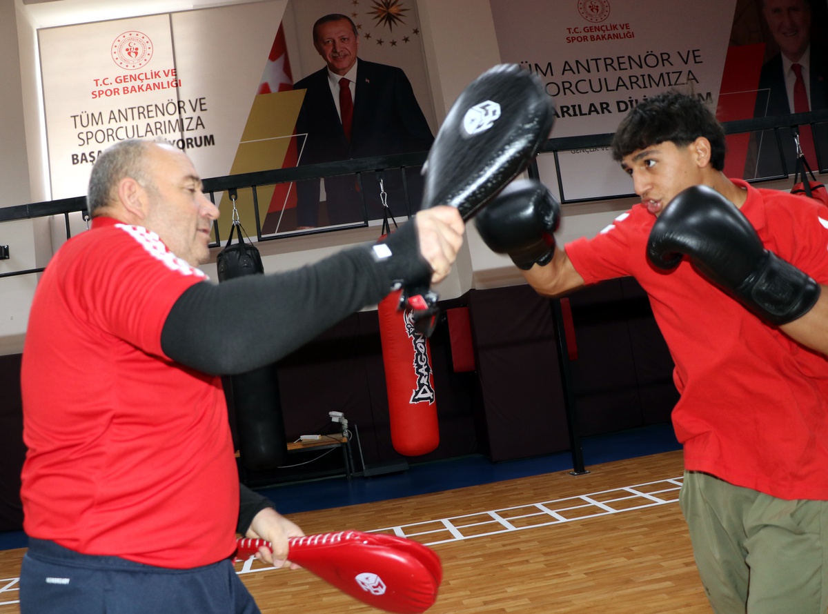 Avrupa 3'üncüsü milli boksör Furkan Avar, Karadağ'da dünya şampiyonluğunu hedefliyor