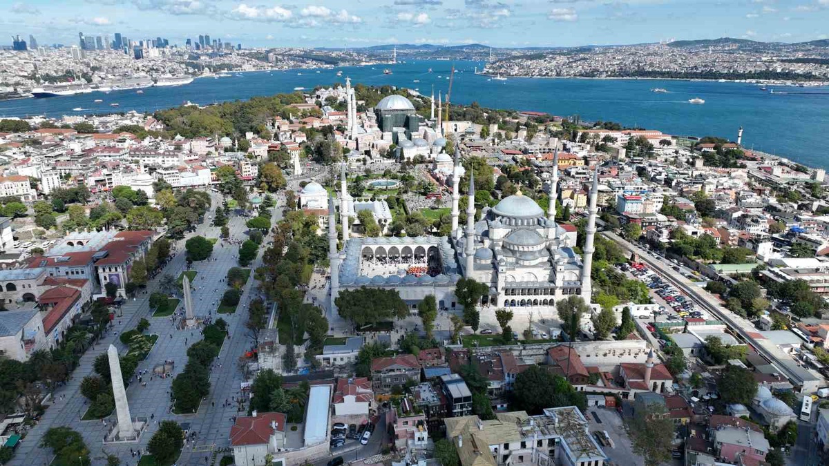 Ayasofya'nın ana kubbesindeki restorasyonda gri koruyucu örtü uzaktan fark ediliyor