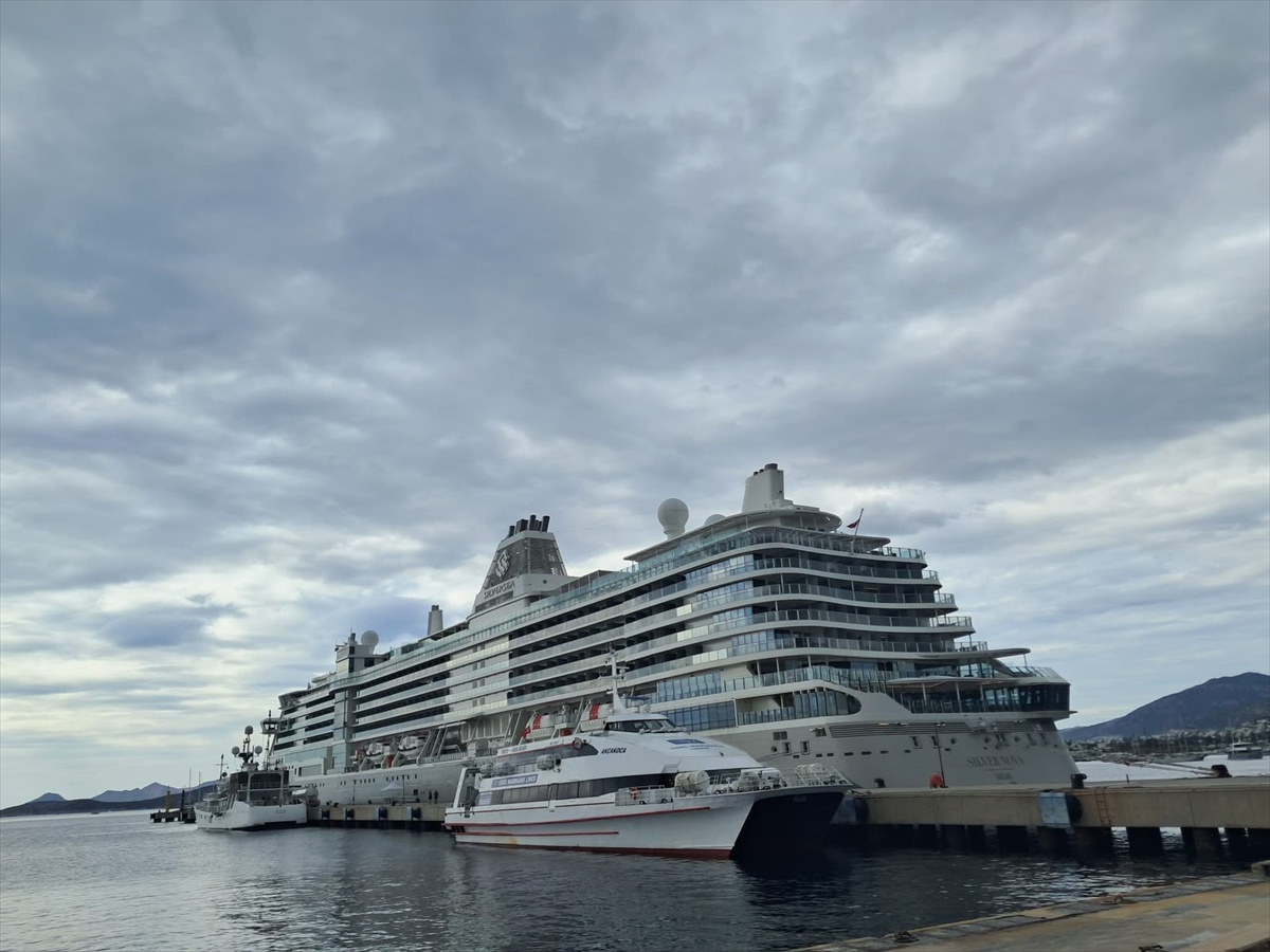 Bahama bayraklı Silver Nova, Pire'den Bodrum'a 351 yolcu taşıdı