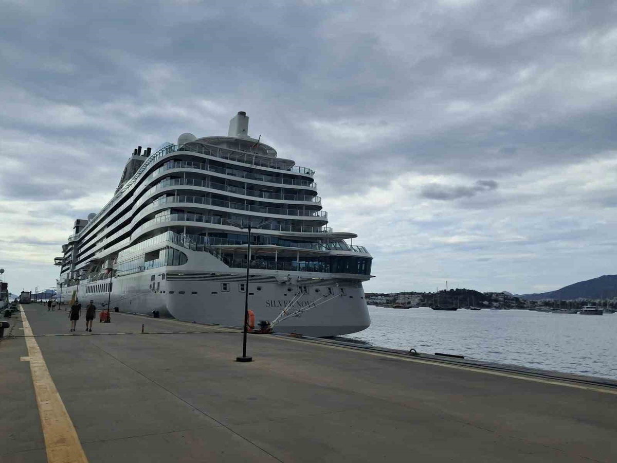 Bahamalar bayraklı Silver Nova, Pire'den 351 turisti Bodrum'a getirdi