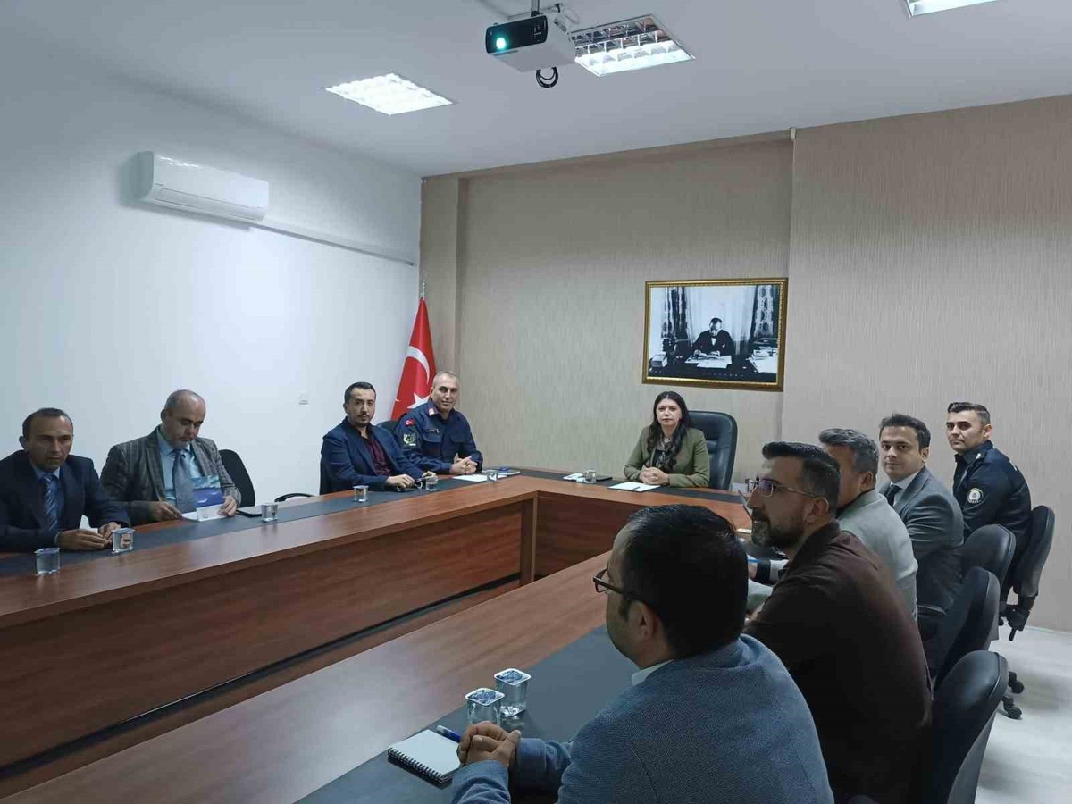 Baklan Kaymakamı Yerlikaya, bağımlılıkla mücadele toplantısına başkanlık etti