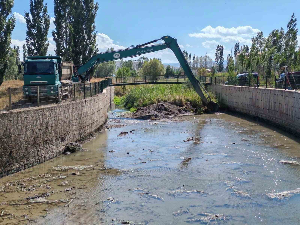Bayburt Çiğdemtepe'de DSİ 22. Bölge Müdürlüğü dere ıslah çalışması yürütüyor