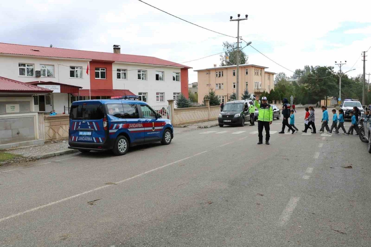 Bayburt'ta jandarma, Konursu ve Adabaşı köy okullarında güvenlik tedbirlerini artırdı