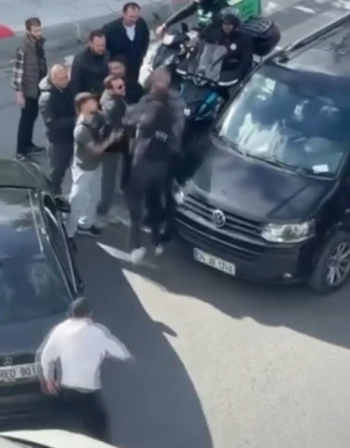Bayrampaşa'da 2 sürücünün yol verme kavgası cep telefonu kamerasına yansıdı