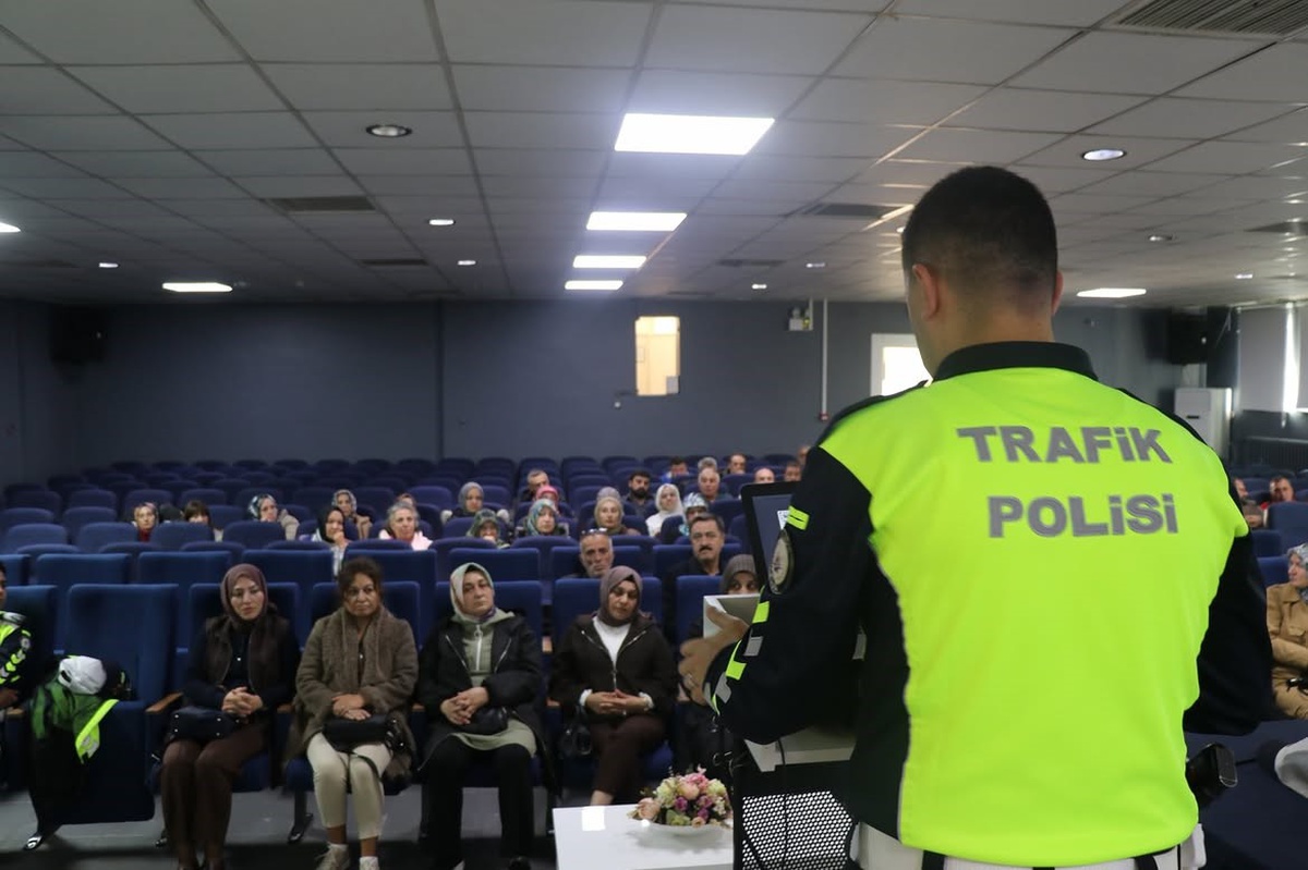 Bilecik Bozüyük'te 86 servis şoförü ve rehber personele güvenlik eğitimi verildi