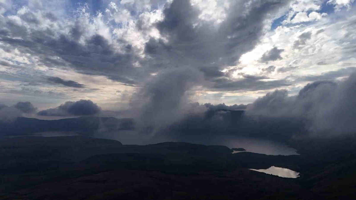 Bitlis Tatvan'da Nemrut Kalderası, üzerine çöken bulutlarla dronla görüntülendi
