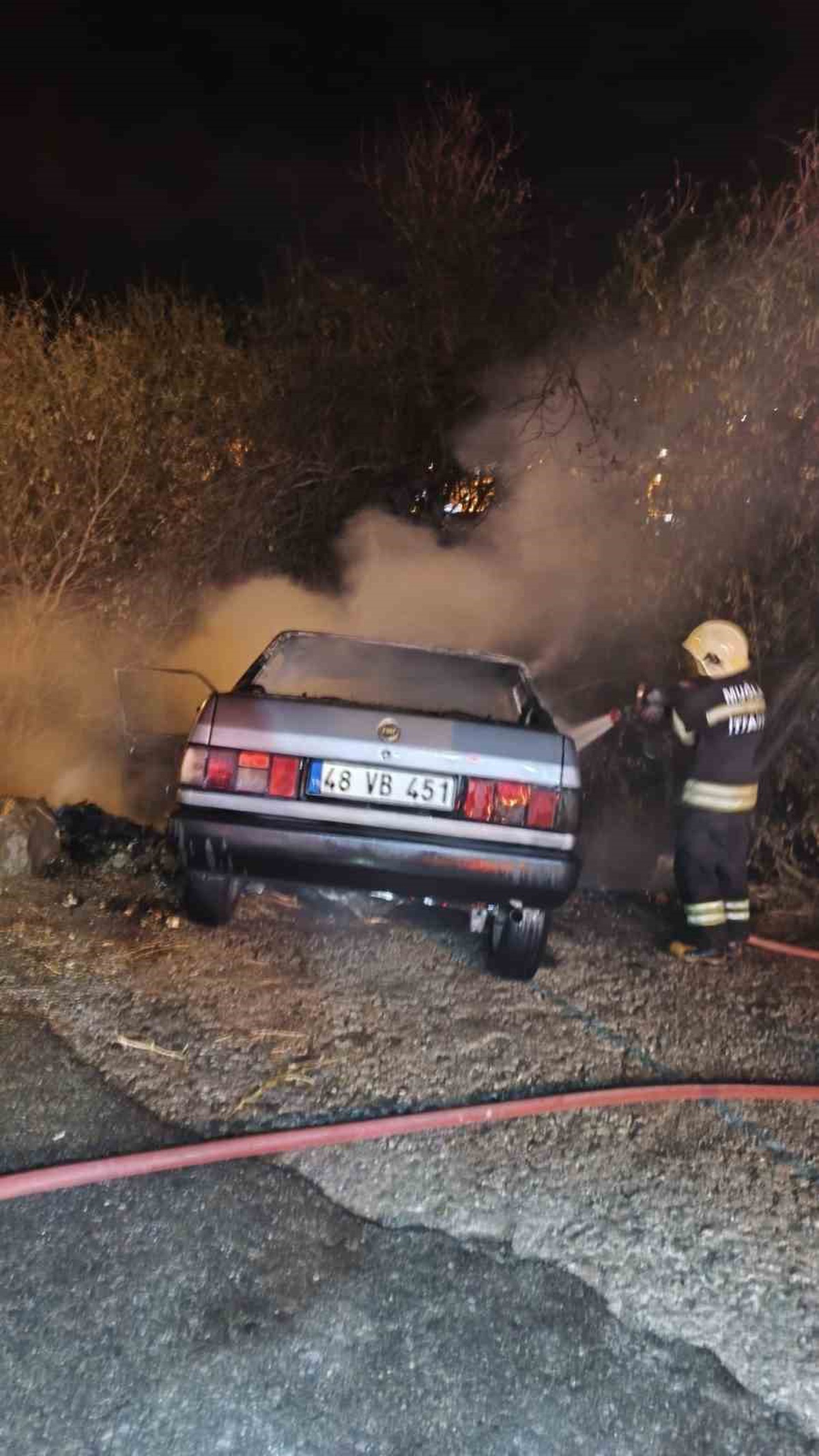 Bodrum'da kazaya karışan otomobilin önünde yangın çıktı, ölen yaralanan olmadı